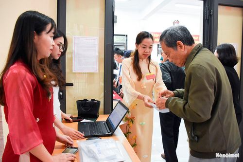 Người dân nhận thẻ cử tri để thực hiện quyền bầu cử.