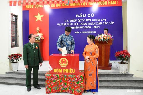 Những lá phiếu đầu tiên được cử tri trang trọng bỏ vào hòm phiếu, thể hiện quyền và nghĩa vụ công dân.