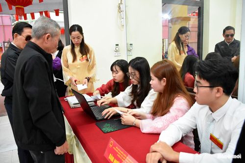 Lực lượng tổ chức bầu cử tích cực hướng dẫn để người dân nắm rõ quy trình, cách thức ghi phiếu.