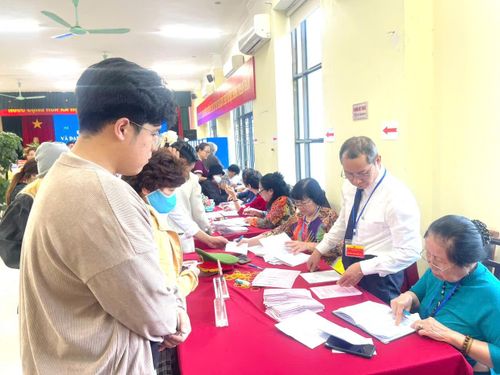 Ngay từ đầu giờ sáng 15-3, nhiều cử tri phường Yên Hòa đã đến các khu vực bỏ phiếu để thực hiện quyền và nghĩa vụ công dân. (Ảnh: PV)