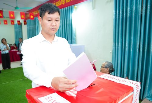 Cử tri xã Quốc Oai tham gia bỏ phiếu. Ảnh: Phương Nga