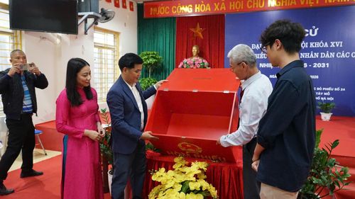 Tổ bầu cử tiến hành kiểm tra thùng phiếu chính