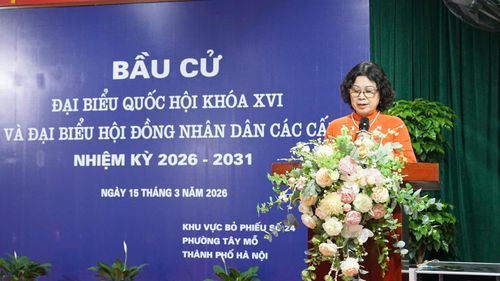 Bà Trần Thị Lý, tổ trưởng khu vực bầu cử số 24 phường Tây Mỗ phổ biến quy định và cách thức bỏ phiếu
