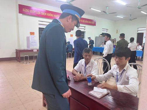 Sau khi bỏ phiếu, cử tri được đóng dấu "Đã bỏ phiếu" lên Thẻ cử tri.