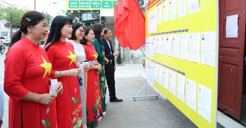Cử tri có mặt từ sớm tại khu vực bỏ phiếu để thực hiện quyền và nghĩa vụ công dân.