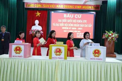 Khoảnh khắc cử tri xã Xuân Mai bỏ phiếu bầu đại biểu Quốc hội và đại biểu HĐND các cấp.
