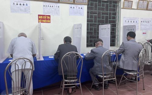 Cử tri viết phiếu bầu tại khu vực vách ngăn theo đúng quy định của Luật Bầu cử.