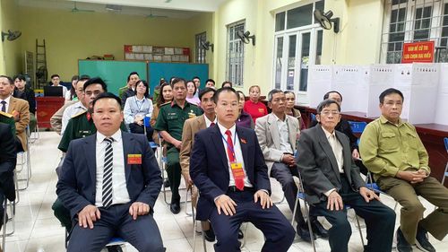 Đồng chí Lã Quang Thức - Phó Bí thư Đảng ủy, Chủ tịch Ủy ban nhân dân phường dự lễ khai mạc tại khu vực bỏ phiếu số 19 gồm tổ dân phố 1. Ảnh: Bích Hương