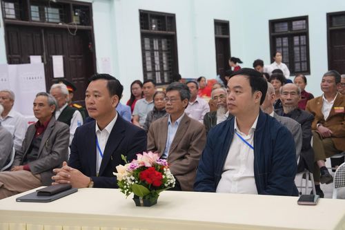 Đồng chí Lương Mạnh Sơn - Bí thư Đảng ủy, Chủ tịch Hội đồng nhân dân phường, Chủ tịch Hội đồng bầu cử phường dự lễ khai mạc tại khu bầu cử số 6, phường Phú Lương. Ảnh: Hữu Tiệp