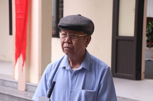 Cử tri Nguyễn Văn Dậu, Khu vực bỏ phiếu số 24, xã Thạch Thất. Ảnh: Duy Linh
