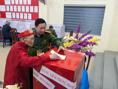 Cử tri Nguyễn Văn Pha đã 106 tuổi nhưng vẫn trực tiếp đi bầu cử. Ảnh: Hồng Quý