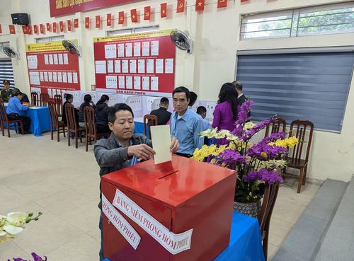 Không phí tại điểm bỏ phiếu diễn ra sôi nổi nhưng trang trọng và trật tự. Ảnh: Hồng Quý