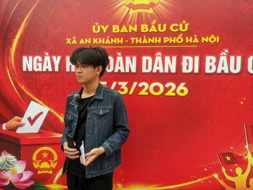 Cử tri trẻ tuổi Nguyễn Phụ Văn lần đầu được đi bầu cử. Ảnh: Hồng Quý