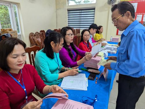 Các thành viên của Tổ bầu cử sẵn sàng phục vụ, hỗ trợ cử tri. Ảnh: Hồng Quý
