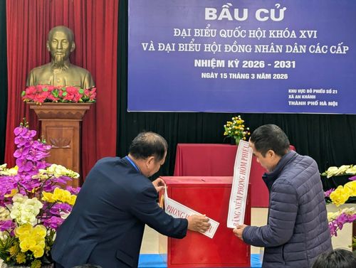 Hòm phiếu được kiểm tra kỹ và niêm phong trước khi để lên bục bỏ phiếu. Ảnh: Hồng Quý