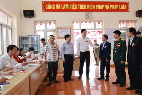 Các đồng chí lãnh đạo xã Hát Môn kiểm trâ công tác bầu cử tại các điểm bỏ phiếu. Ảnh: Nguyễn Mai