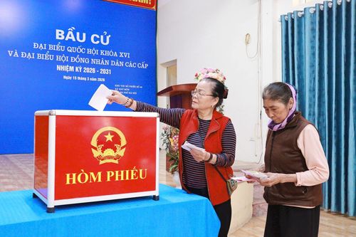 Bà Dương Thị Nhiên (thôn Nội 1) tri thôn Nội 1 (áo đỏ) bỏ phiếu. Ảnh: Nguyễn Mai