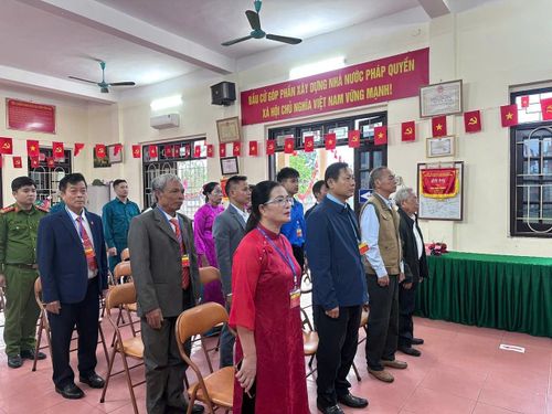 Đồng chí Từ Ngọc Thành – Phó Bí thư Đảng ủy, Chủ tịch UBND xã Chương Dương dự lễ khai mạc tại khu vực bỏ phiếu số 18.