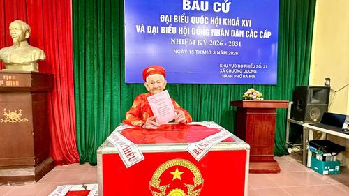 Cử tri Đào Duy Tiến (99 tuổi) là một trong những người đầu tiên đến khu vực bỏ phiếu số 21 để thực hiện quyền và nghĩa vụ công dân.