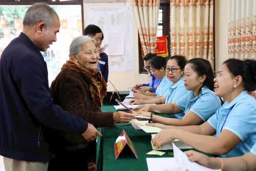 Người dân phấn khởi tham gia bỏ phiếu trên địa bàn xã Chương Dương trong ngày hội non sông.