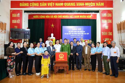 Đồng chí Nguyễn Văn Trọng – Phó Bí thư Thường trực Đảng ủy xã Chương Dương dự khai mạc bầu cử và kiểm tra công tác tổ chức tại khu vực bỏ phiếu số 7.