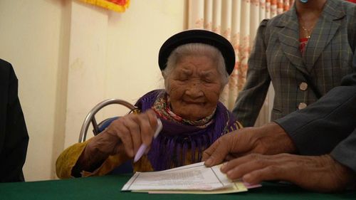Cử tri Nguyễn Thị Diễm, 101 tuổi, tham gia bỏ phiếu tại khu vực bỏ phiếu số 7, xã Chương Dương.