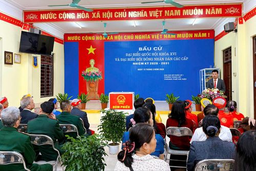 Tổ trưởng Tổ bầu cử số 1 phường Thanh Liệt quan triệt và phổ biến quy trình trước khi bầu cử. Ảnh: Đào Tuyết.