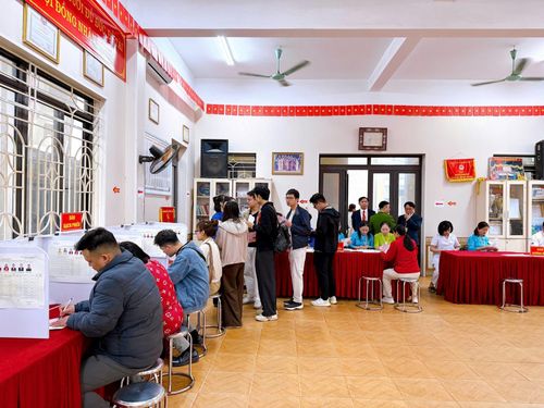 Cử tri viết phiếu bầu tại khu vực vách ngăn theo đúng quy định của Luật Bầu cử. Ảnh: Đào Tuyết