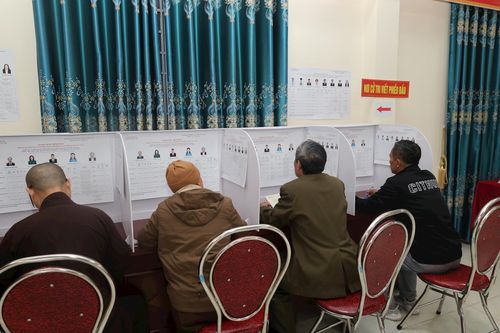 Các cử tri viết phiếu bầu. Ảnh: Hồng Nhung