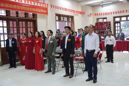 Phó Bí thư Thường trực Đảng ủy xã Vũ Quốc Anh dự tại khu vực bỏ phiếu số 11, thôn Cổ Trai. Ảnh: Phú Khánh