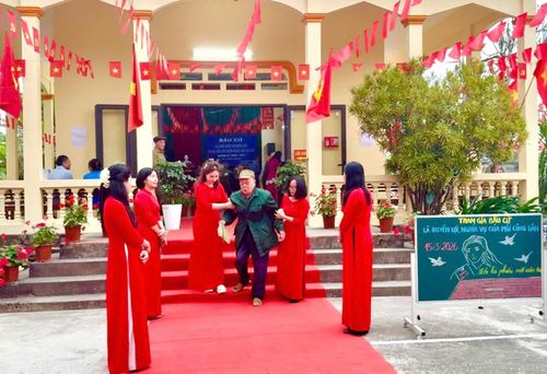 Đoàn viên, thanh niên, Hội Liên hiệp phụ nữ hỗ trợ người cao tuổi tại các khu vực bầu cử. Ảnh: Ngọc Bích