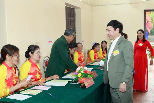 Phó Bí thư Thường trực Đảng ủy xã Vũ Quốc Anh đã kiểm tra, động viên lực lượng phục vụ bầu cử và cử tri tham gia bỏ phiếu tại các điểm bỏ phiếu, Ảnh: Hồng Nhung