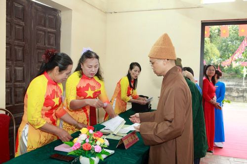 Các cử tri đầu tiên nhận lá phiếu bầu cử. Ảnh: Hồng Nhung