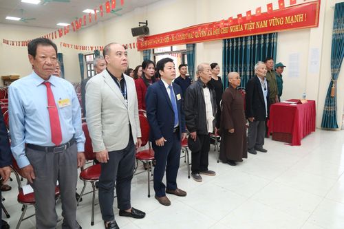 Chủ tịch UBND xã Hoàng Tuân dự tại khu vực bỏ phiếu số 19, thôn An Bình. Ảnh: Thu Nghĩa