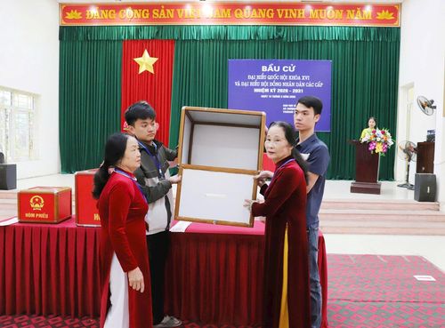 Tổ bầu cử và các lực lượng tiến hành kiểm tra hòm phiếu. Ảnh: PV