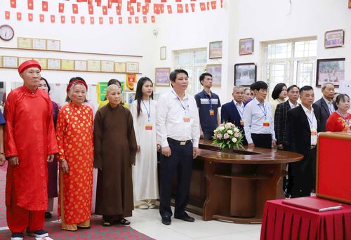 Đồng chí Đặng Hữu Hiệp (người mặc áo trắng, đứng giữa) dự khai mạc tại Khu vực bỏ phiếu số 20. Ảnh: PV