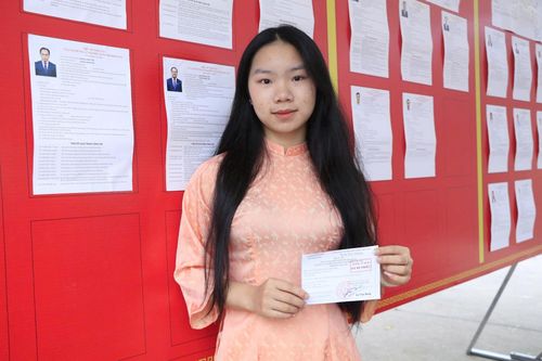 Cử tri Nguyễn Thị Thu Phương phấn khởi lần đầu được tham gia bỏ phiếu. Ảnh: PV