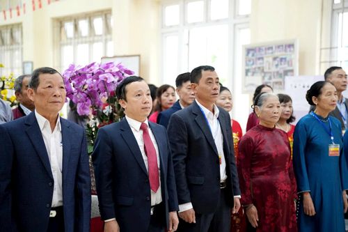 Đồng chí Lý Văn Dũng (người thứ 2 từ trái sang) dự khai mạc tại Khu vực số 31. Ảnh: PV