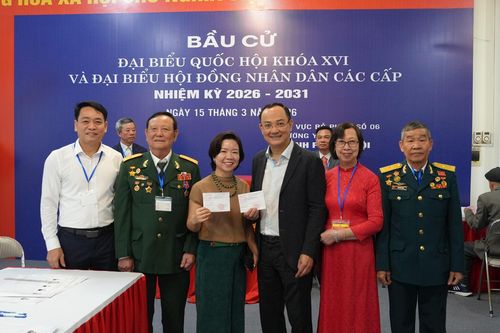 Nhiều cử tri phấn khởi khi thực hiện xong quyền công dân của mình và kỳ vọng vào ứng cử viên được bầu khóa mới. Ảnh: Minh Đức