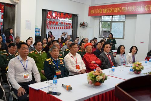 Không khí ngày bầu cử diễn ra trang trọng, nghiêm túc nhưng cũng rất phấn khởi. Ảnh: Minh Đức