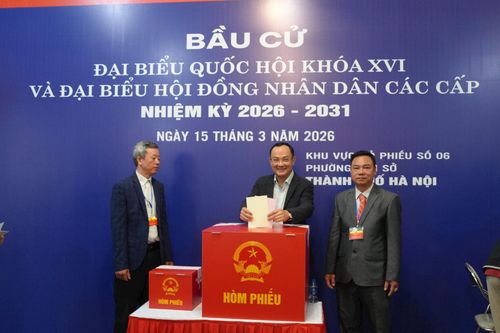 Những lá phiếu được cử tri cẩn trọng lựa chọn, thể hiện niềm tin và kỳ vọng đối với các đại biểu được bầu trong nhiệm kỳ mới. Ảnh: Minh Đức