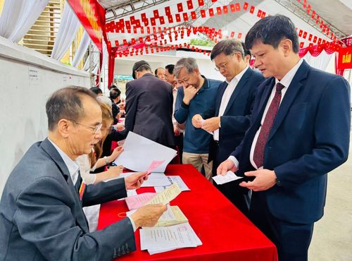 Chủ tịch UBND xã Hoài Đức Nguyễn Huy Hoàng cùng các cử tri đi bầu cử. Ảnh: ĐH