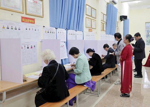 Cử tri thực hiện quyền và nghĩa vụ công dân tại khu vực bỏ phiếu sáng 15-3.