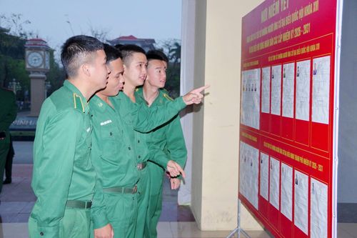 Cử tri thuộc các đơn vị quân đội trên địa bàn phường Tùng Thiện nghiên cứu danh sách trước khi thực hiện bỏ phiếu. Ảnh: PL