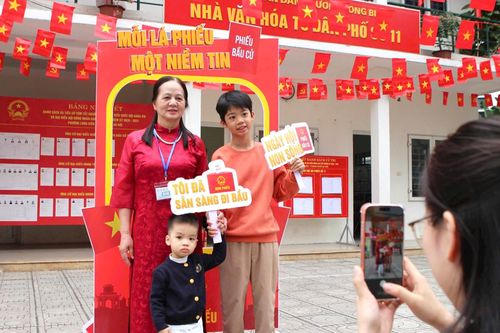 Người dân hào hứng check-in giúp lan tỏa hiệu ứng tích cực về không khí bầu cử trên các nền tảng trực tuyến.Ảnh: PV
