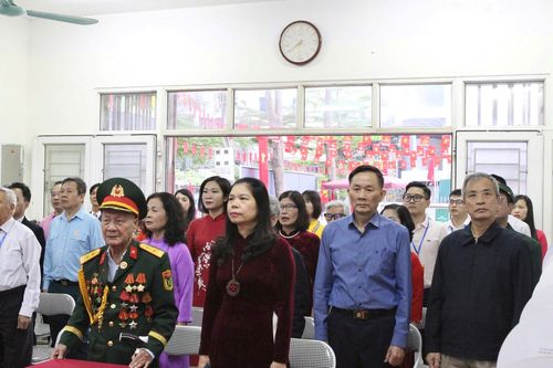 Đại biểu lãnh đạo phường và cử tri đơn vị bầu cử số 2, khu vực bầu cử số 7 phường Long Biên khai mạc cuộc Bầu cử đại biểu Quốc hội khóa XVI và đại biểu HĐND các cấp nhiệm kỳ 2026-2031. Ảnh: PV