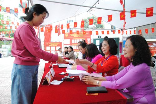 Những cử tri đầu tiên làm thủ tục bầu cử tại Đơn vị bầu cử số 2, khu vực bầu cử số 7 phường Long Biên