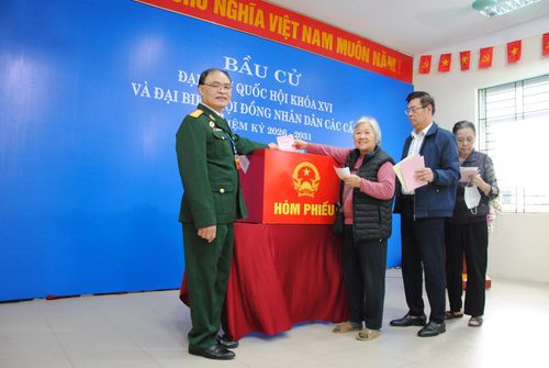 Các cử tri phường Long Biên tin tưởng gửi gắm niềm tin của mình qua từng lá phiếu. Ảnh: PV