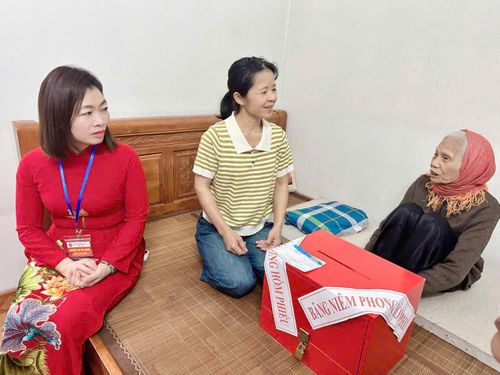 Lãnh đạo phường và cán bộ tổ bầu cử đến từng nhà để hỗ trợ cử tri cao tuổi bỏ phiếu