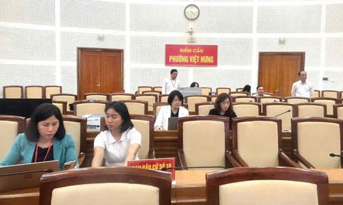 Cùng với không khí tưng bừng tại các điểm bầu cử, tại trụ sở phường Việt Hưng, Ủy ban Bầu cử phường liên tục cập nhật số liệu bầu cử. Ảnh: PV
